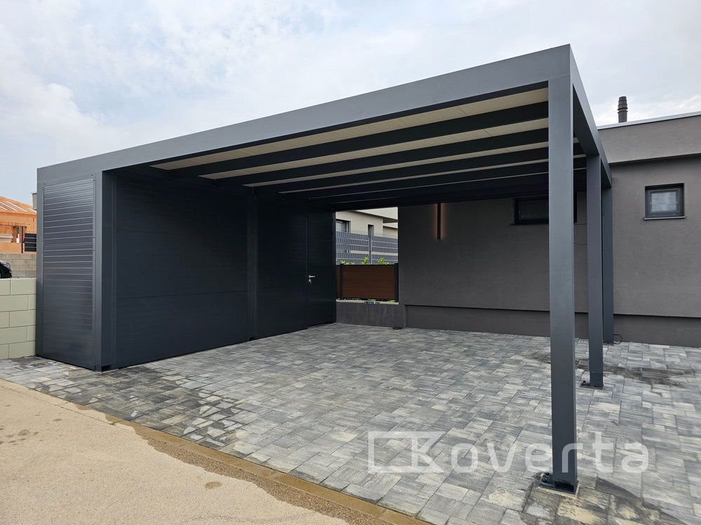 Hliníkový carport Soltec napojený na fasádu domu
