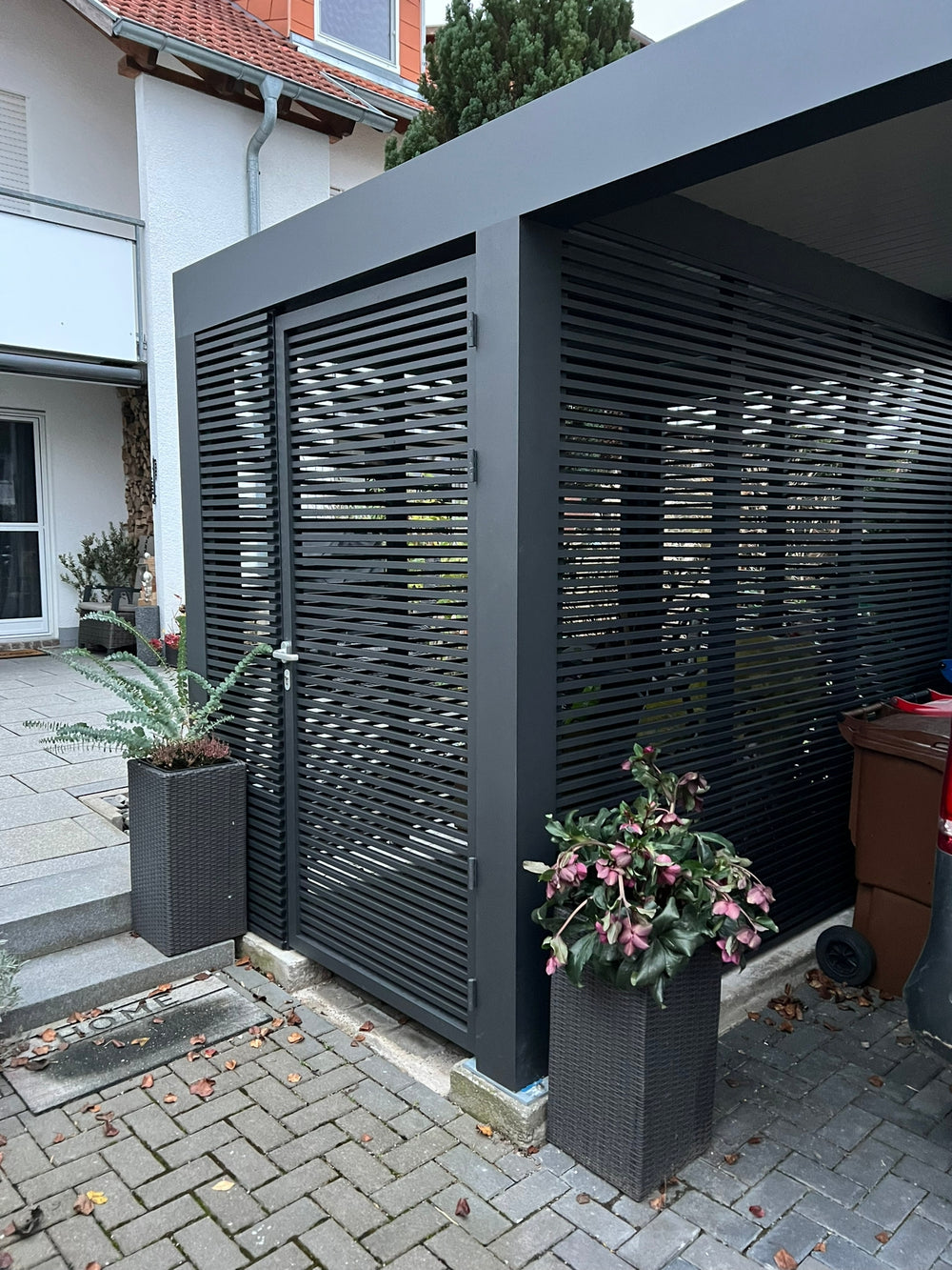 Hliníkový carport Soltec so vstupom do domu pod strechou