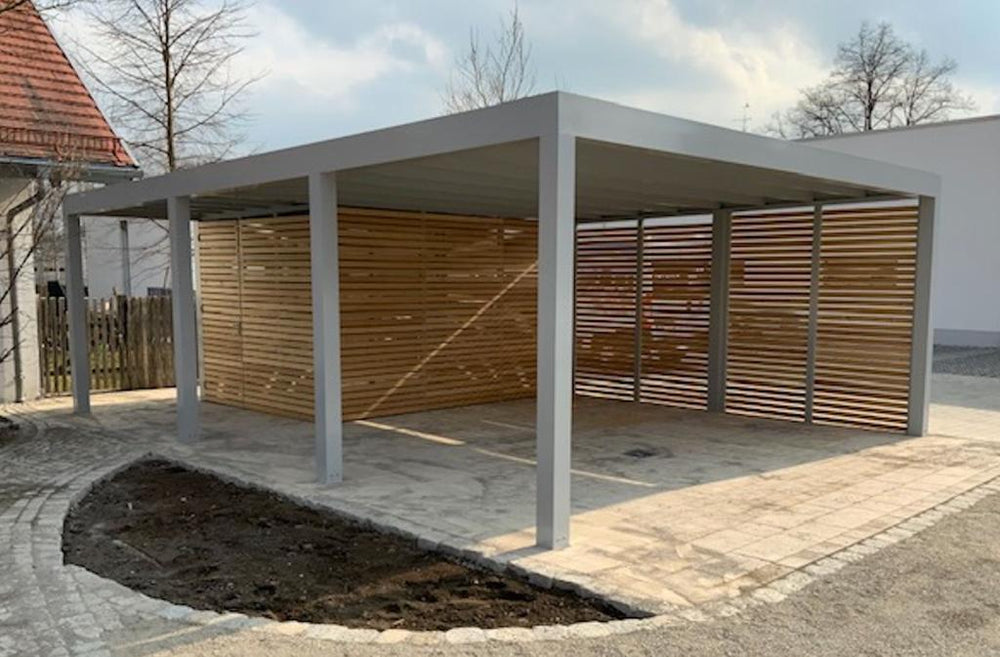 Hliníkový carport Soltec so zvodom vedeným pri stĺpe