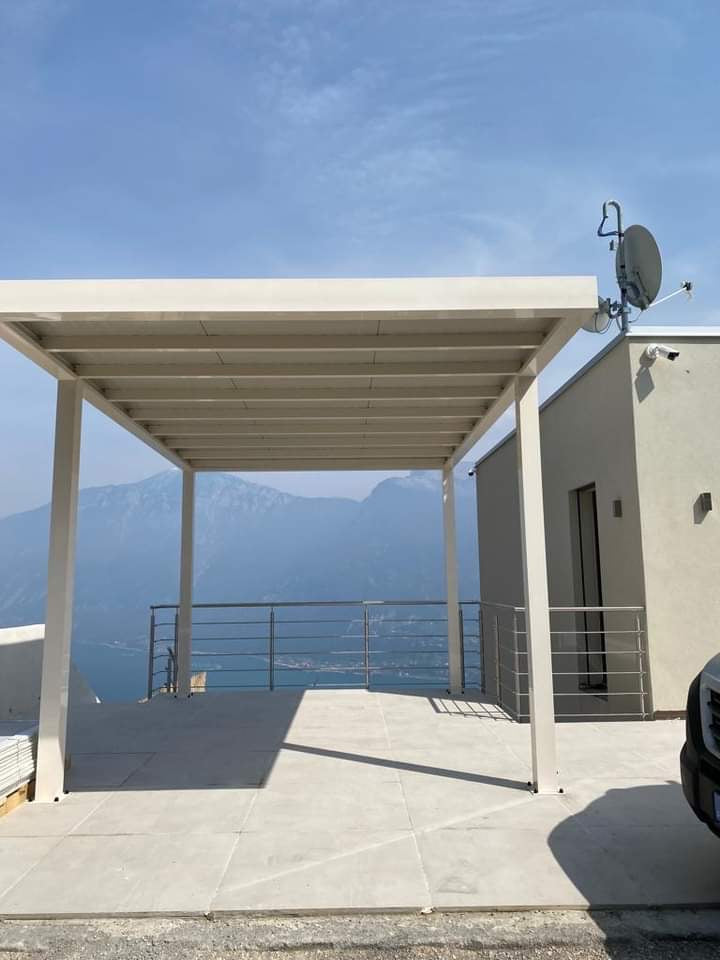 Hliníkový carport Soltec s bočnou lamelovou výplňou