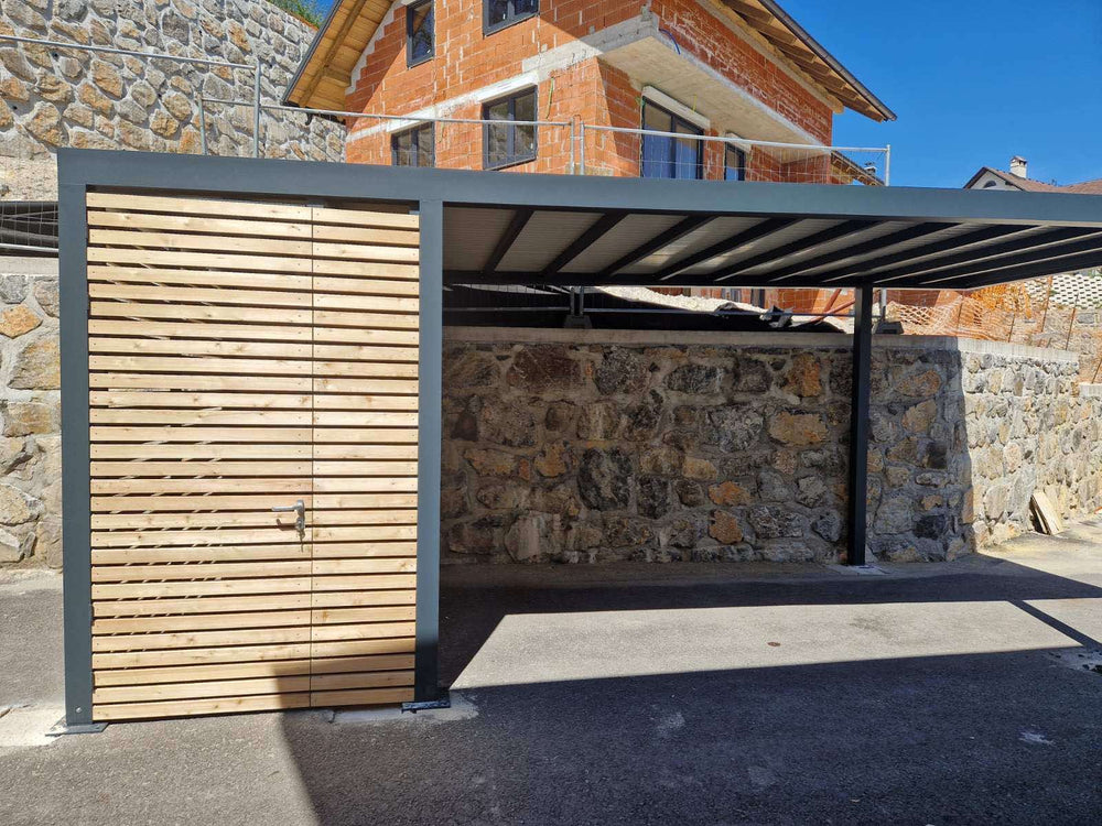 Hliníkový carport Soltec na spevnenej ploche pred garážou