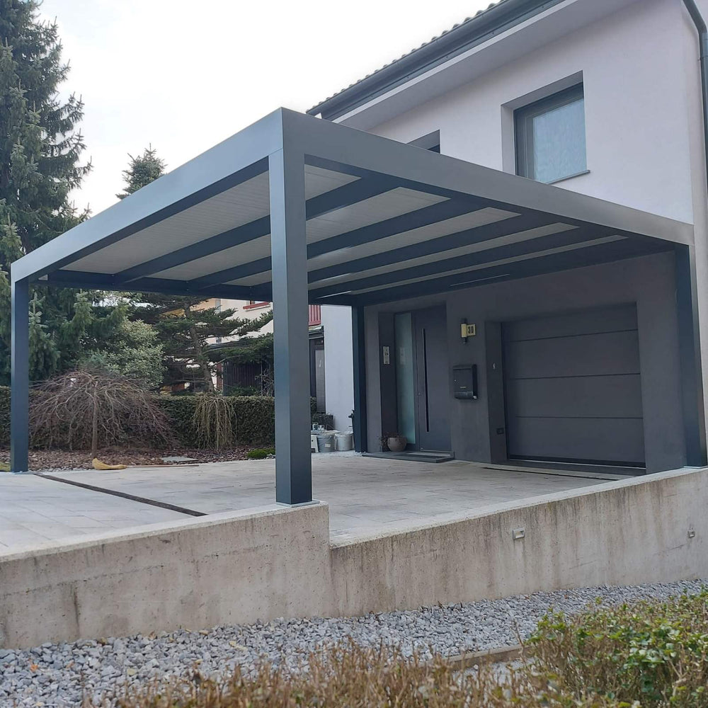 Hliníkový carport Soltec pri rodinnom dome