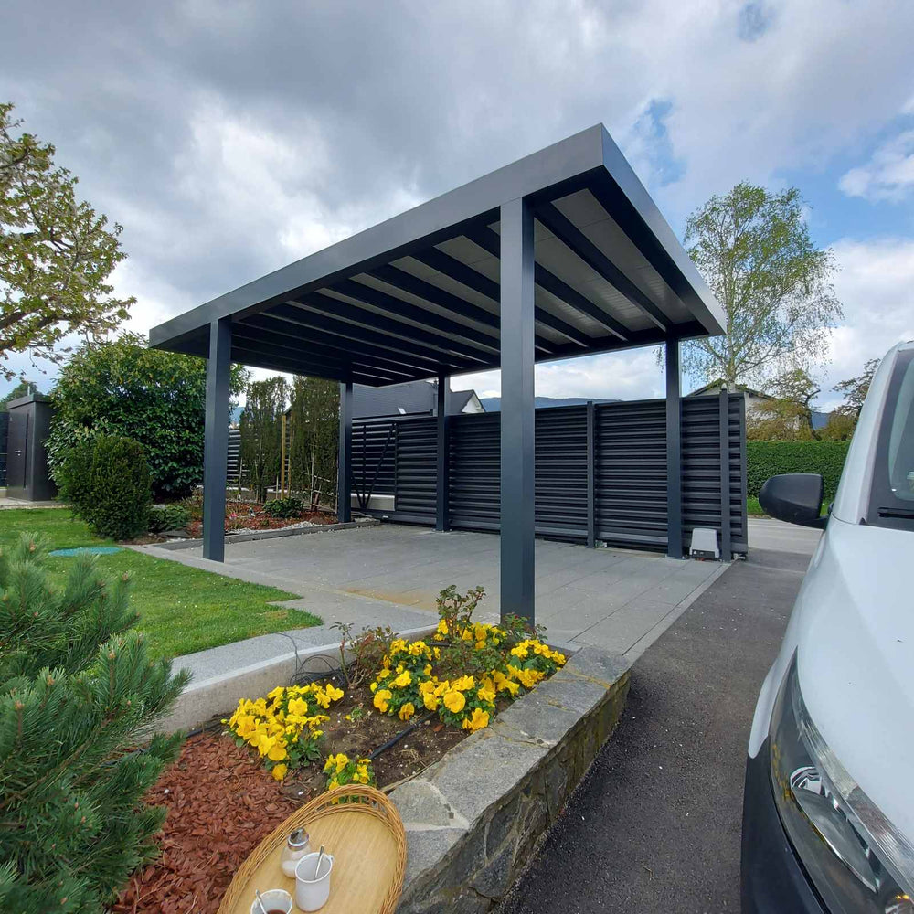 Hliníkový carport Soltec pre jedno auto pri oplotení