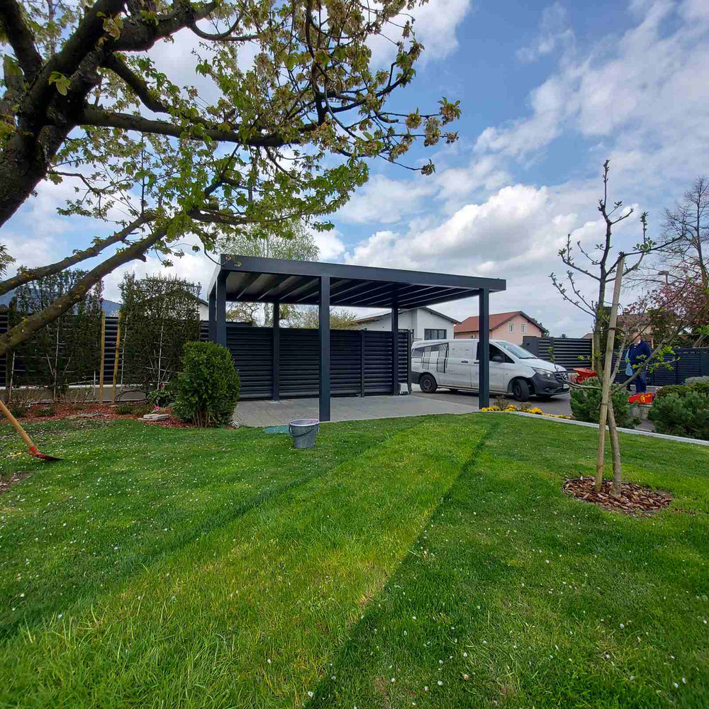 Hliníkový carport Soltec na dláždenom dvore