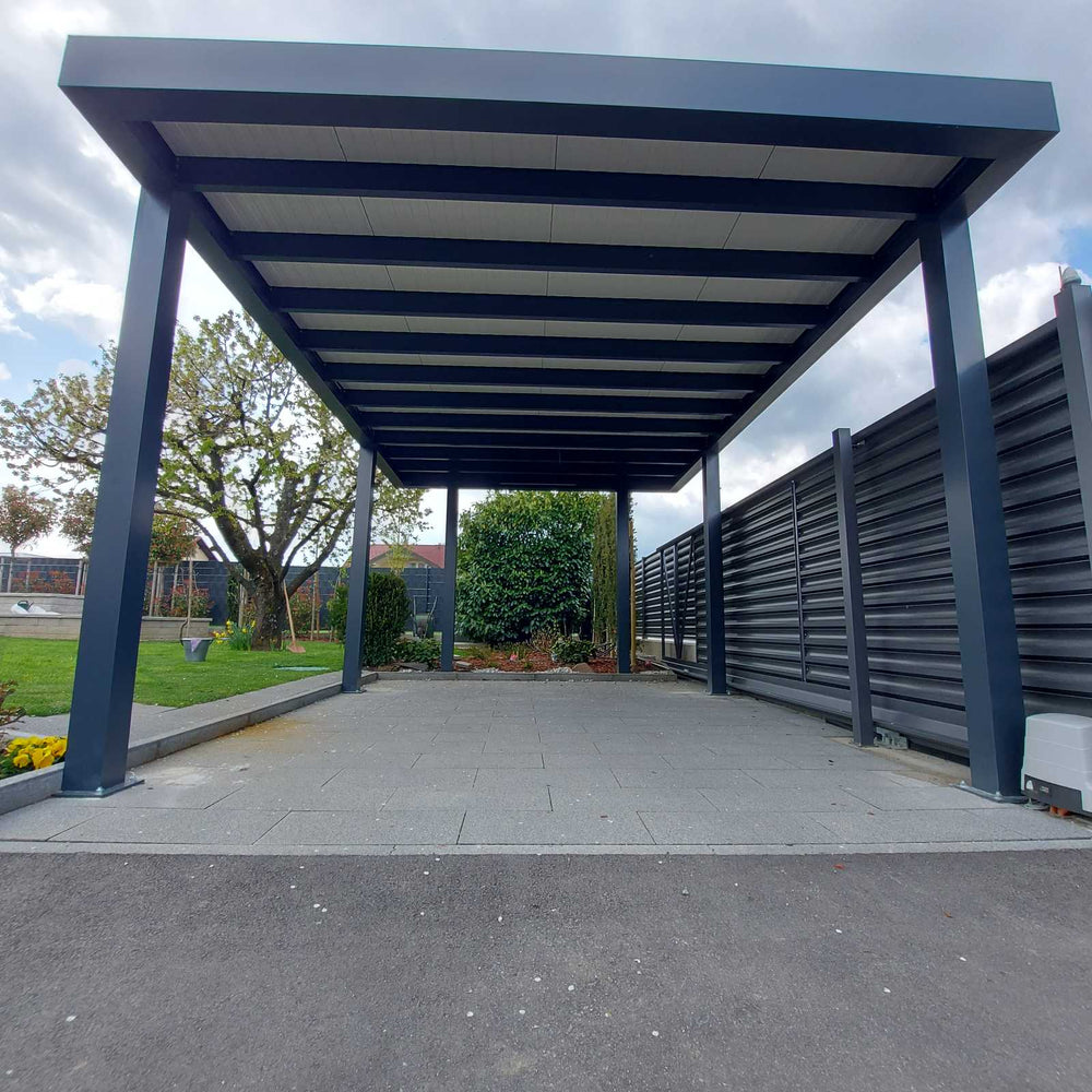 Hliníkový carport Soltec pred vjazdom do garáže