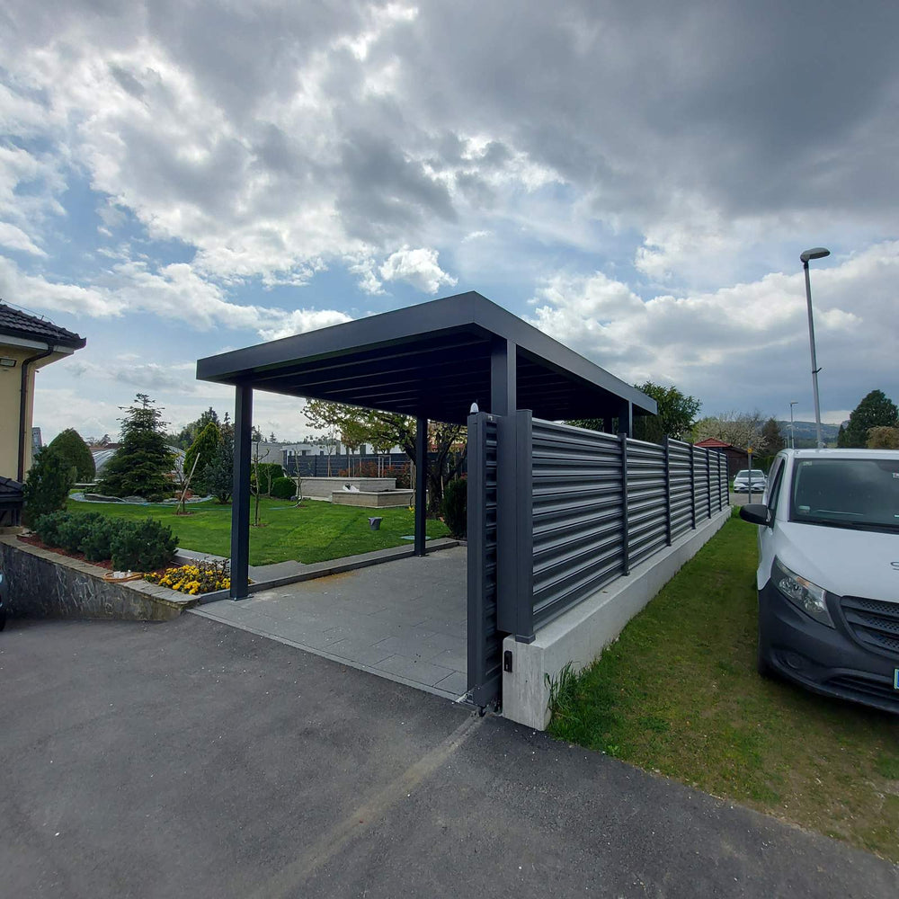 Hliníkový carport Soltec s tmavou oceľovou konštrukciou