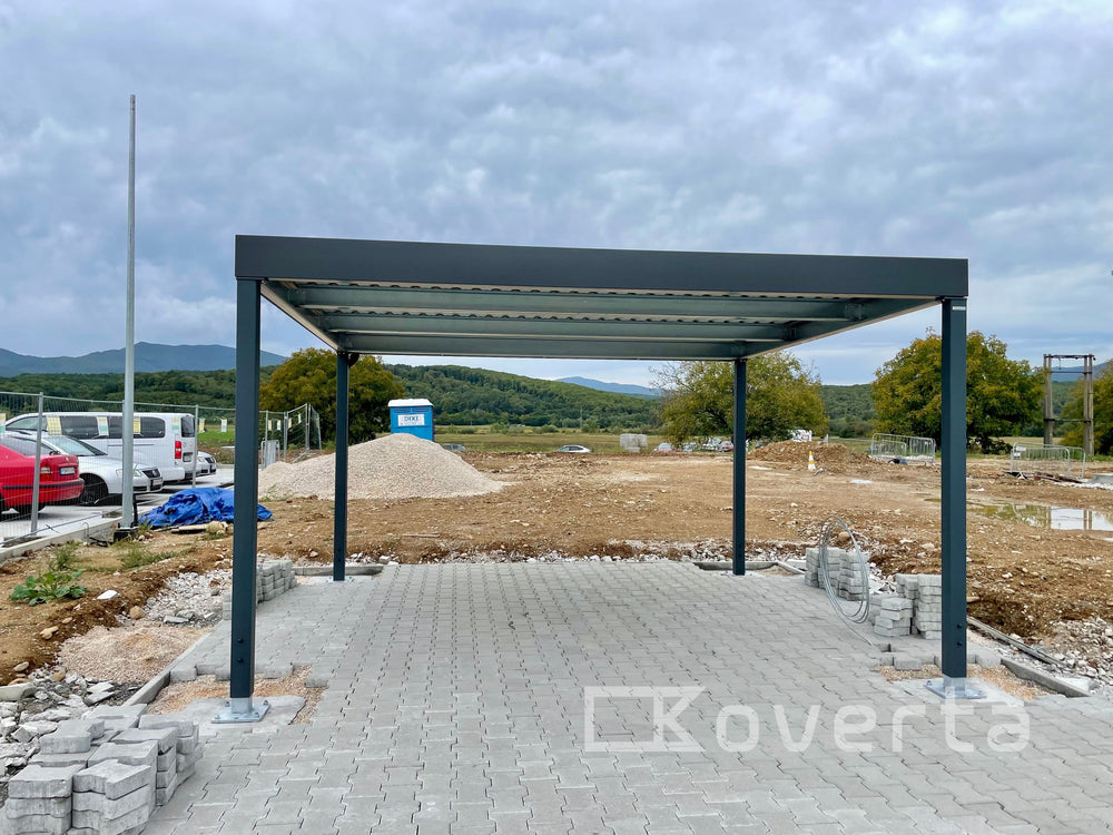 Prístrešok Koverta s tmavou oceľovou konštrukciou