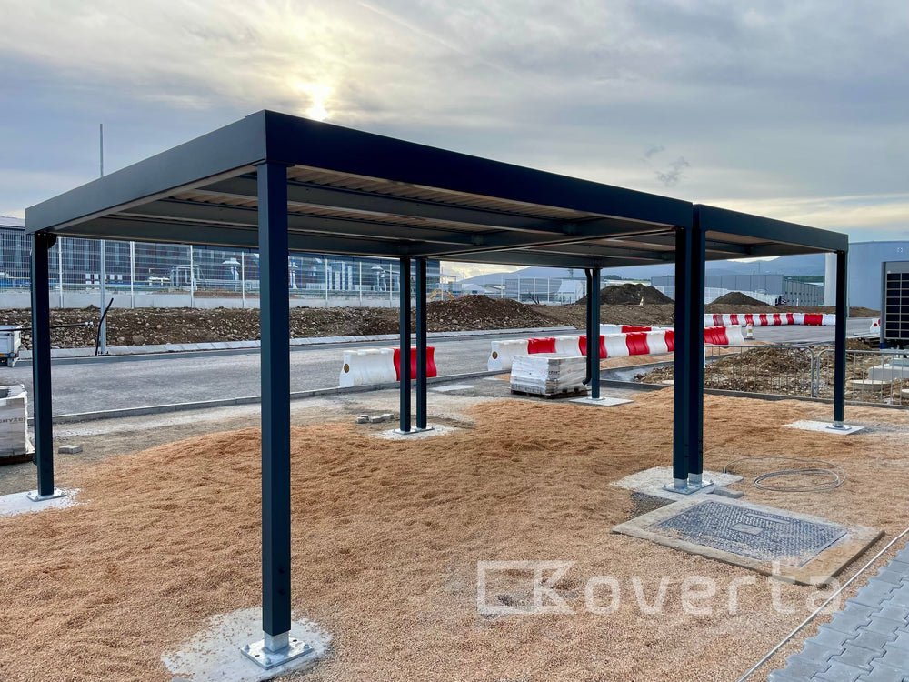 Prístrešok Koverta s tmavou oceľovou konštrukciou