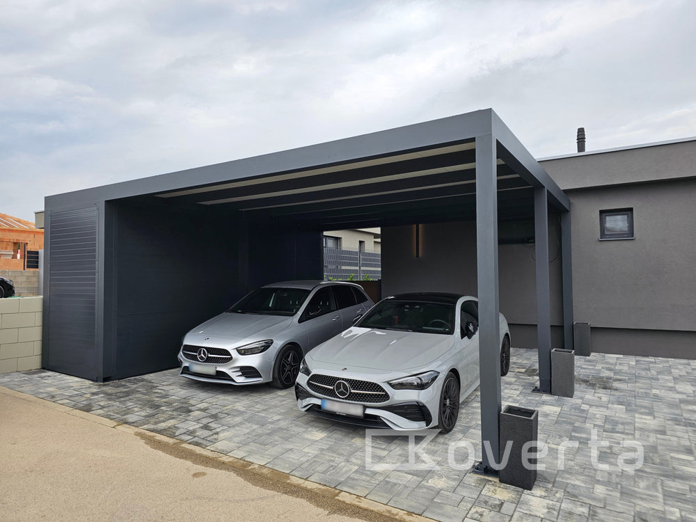 Hliníkový carport Soltec na spevnenej ploche pred garážou