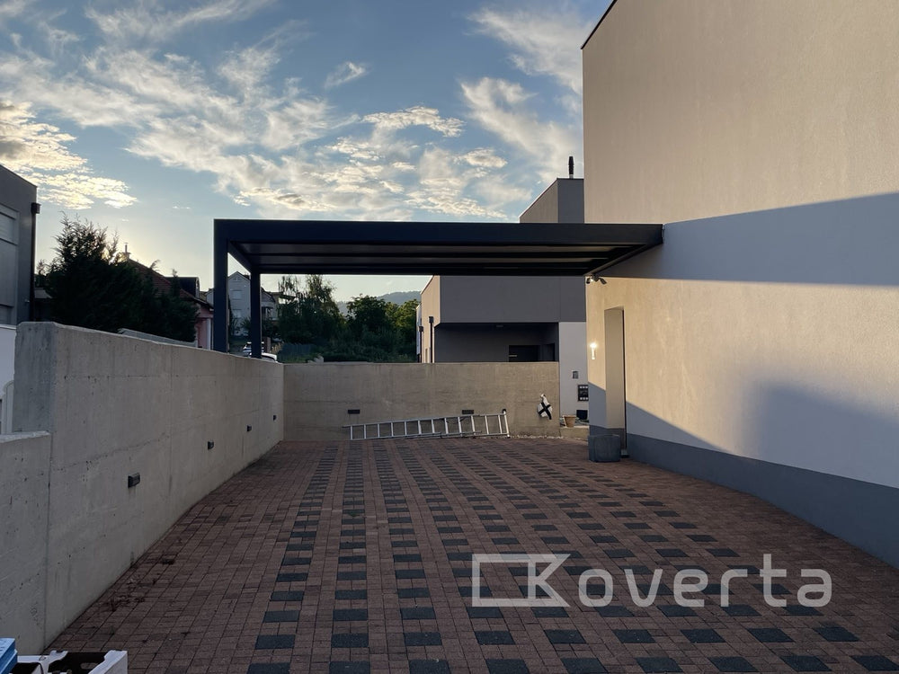 Hliníkový carport Soltec pred vjazdom do garáže