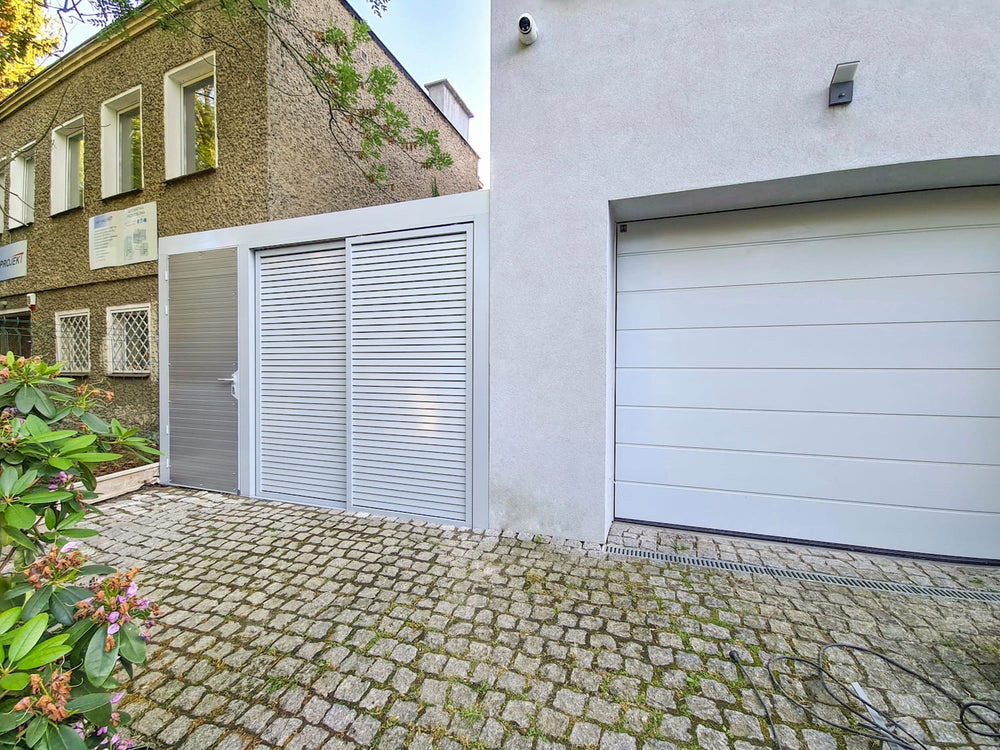 Hliníkový carport Soltec pre jedno auto pri oplotení
