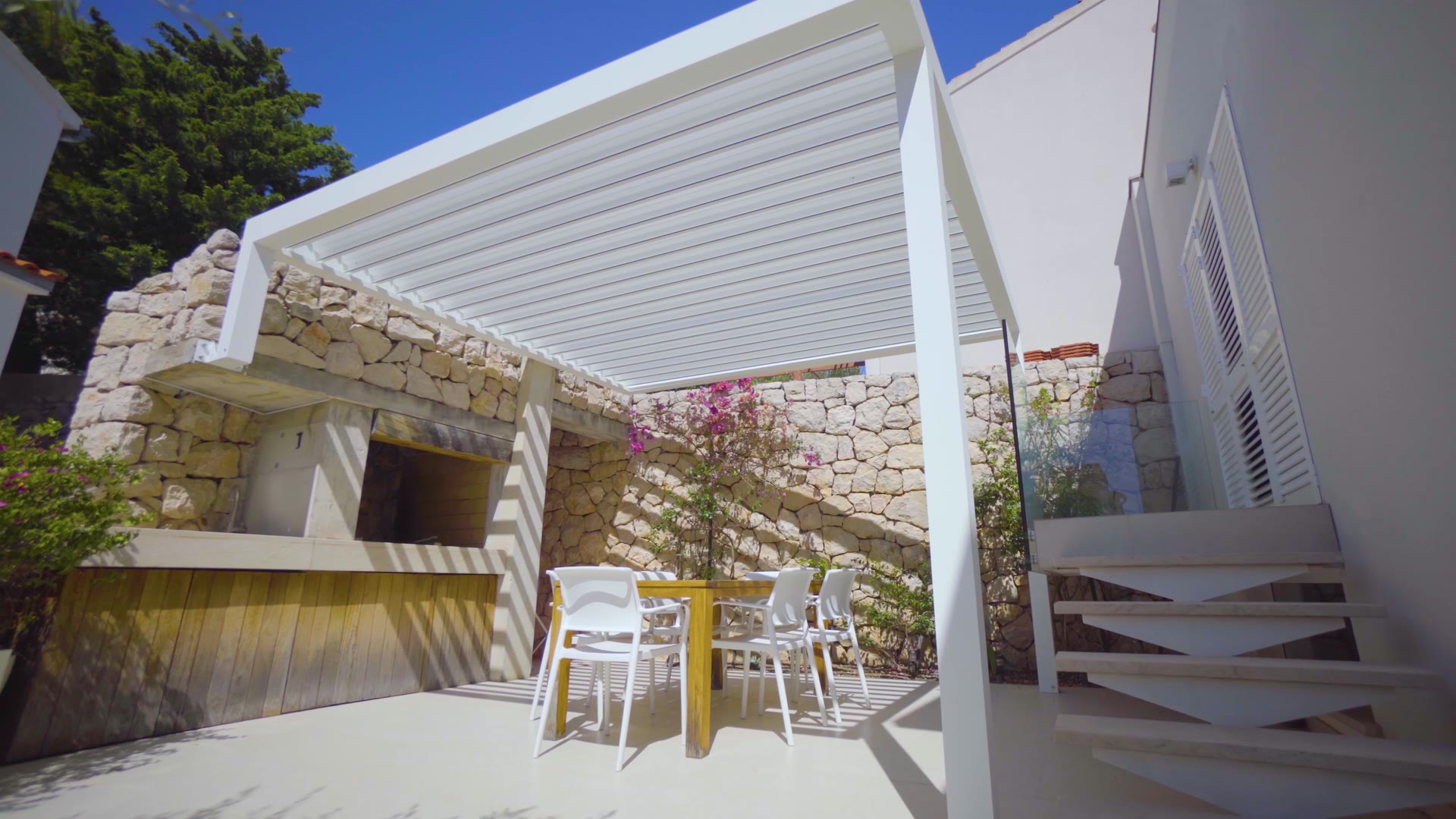 Bioklimatická pergola Soltec na kamennom dome v Šibeniku