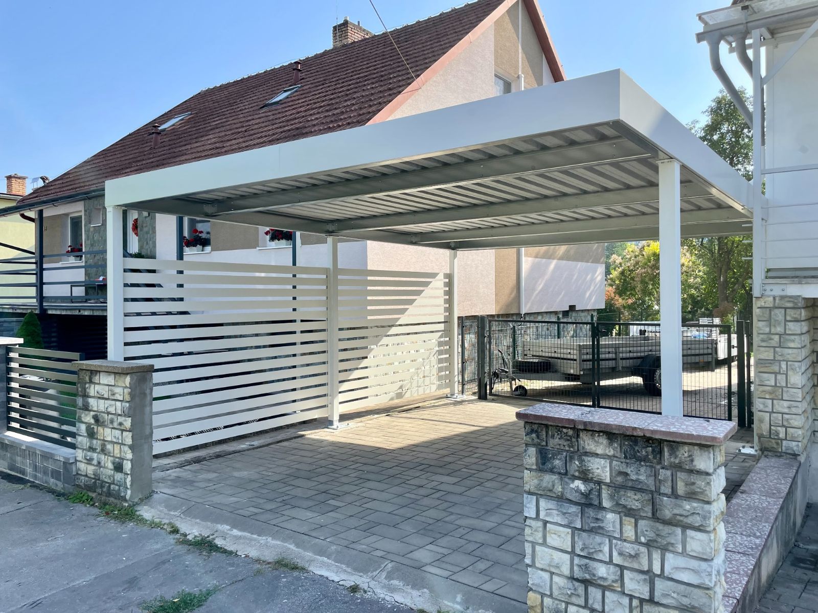 Trapézová strecha prístrešku Koverta s okapovou hranou a zvodom pri stĺpe