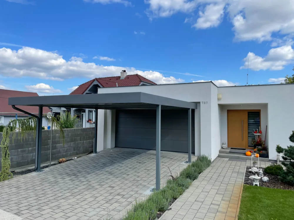 Oceľová konštrukcia prístrešku Koverta s rovnou strechou pri rodinnom dome