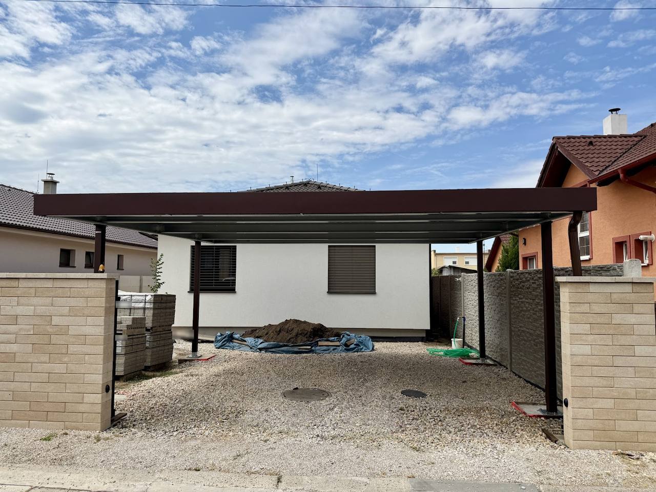 Realizácia Koverta – Bánov, Prístrešok 6,2 × 6 m, RAL 8017
