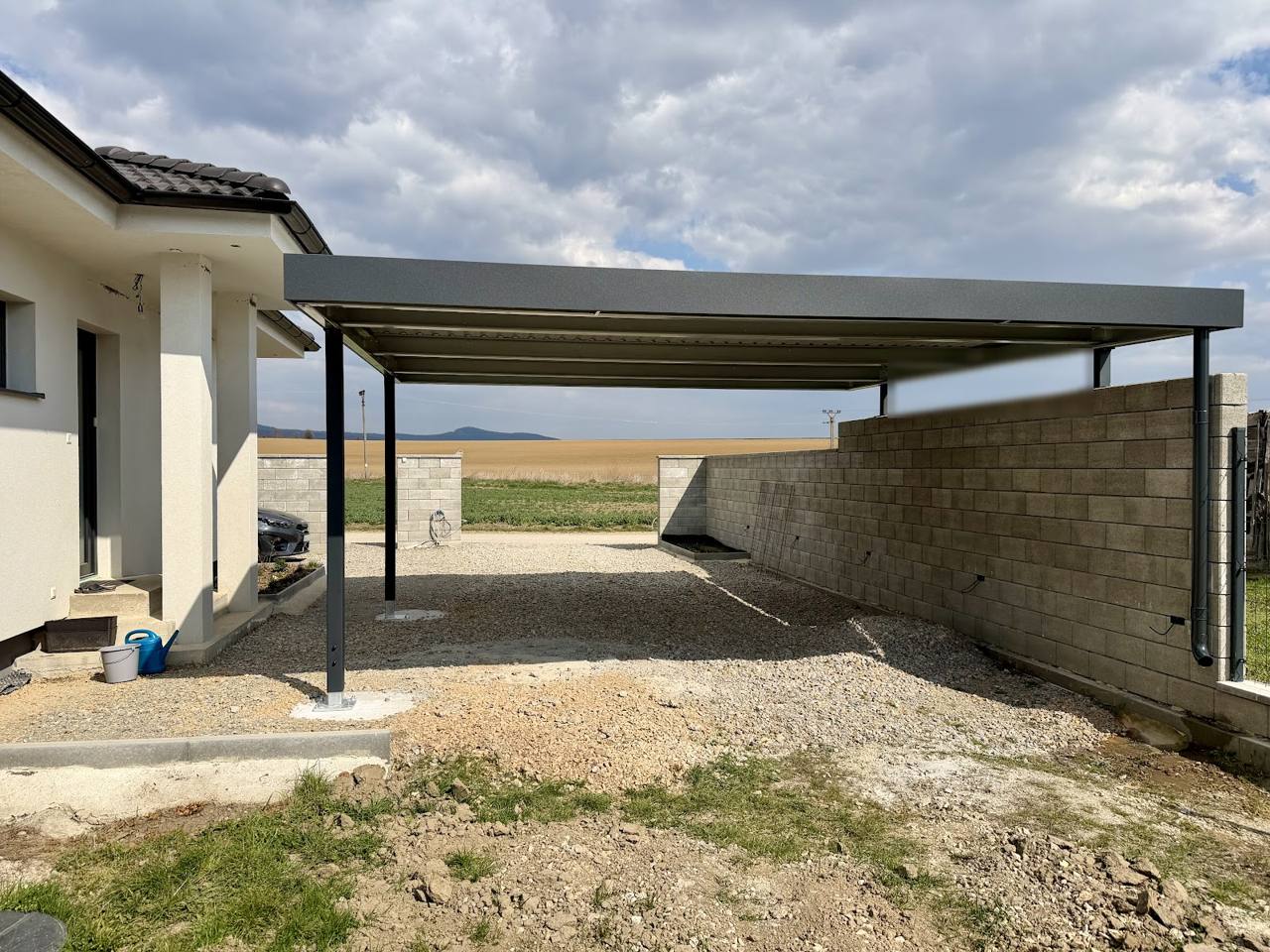 Realizácia Koverta – Kolíňany, Prístrešok 5,8 × 6 m so stenou, RAL 7016