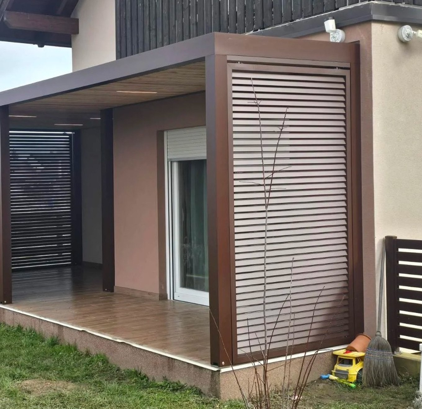 Tienenie Soltec s lamelovou clonou pri terase
