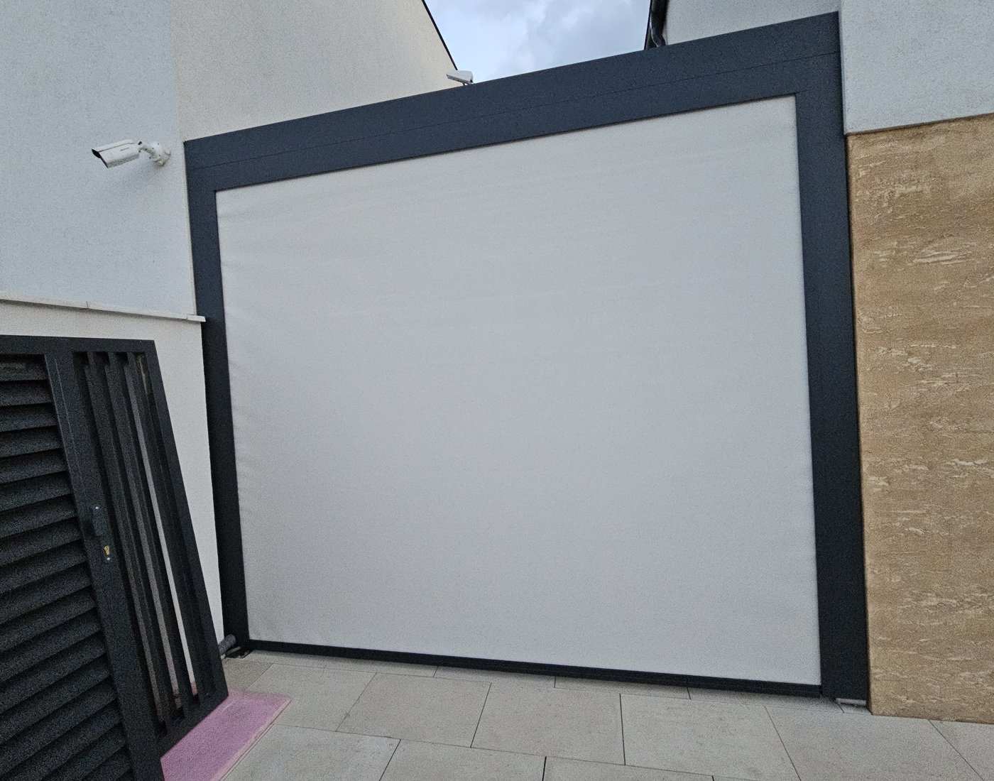 Tienenie Soltec s drevenými posuvnými panelmi