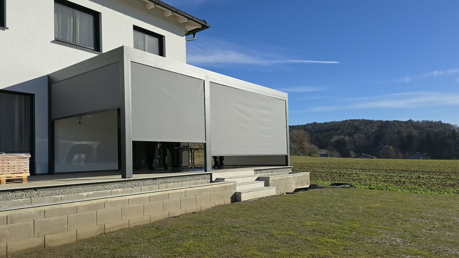 Tienenie Soltec so sklenenými posuvnými panelmi v Albersdorf