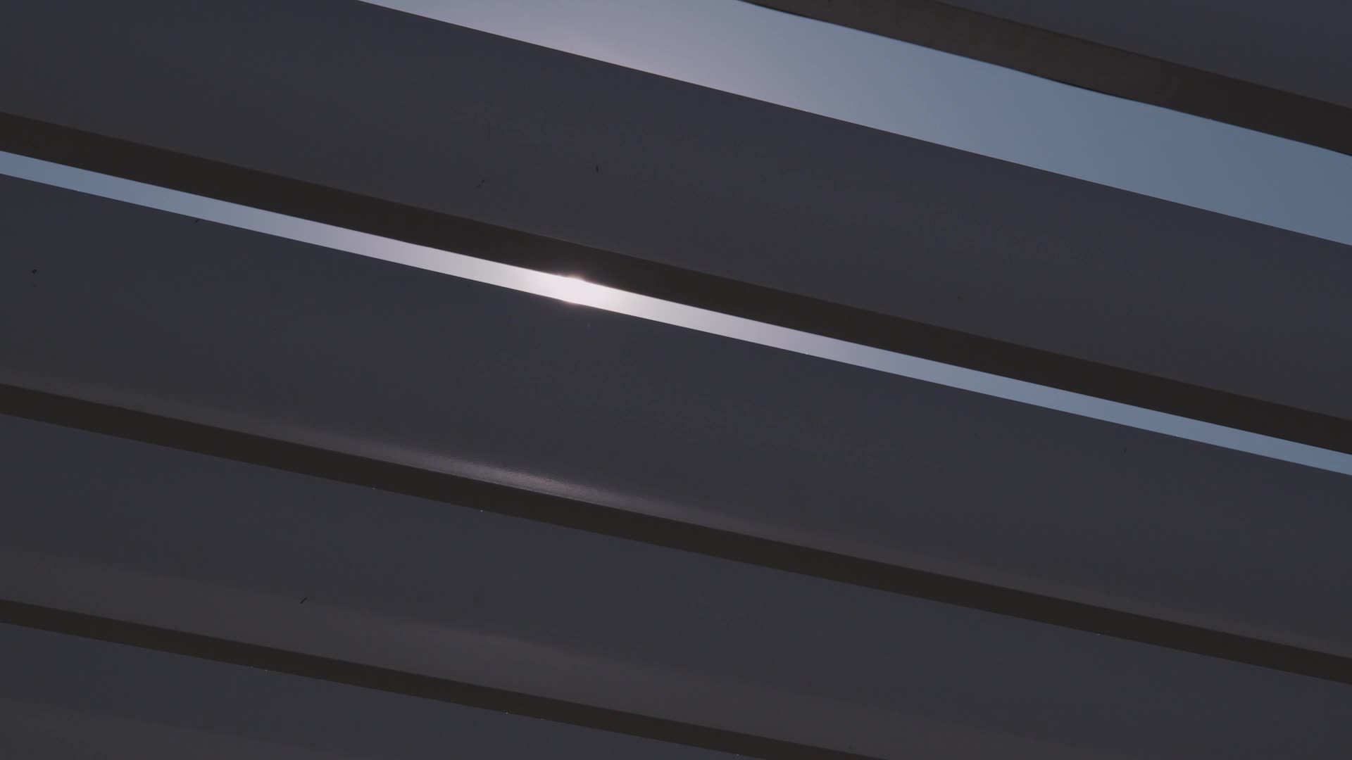 Detail otvorených lamiel bioklimatickej pergoly Soltec