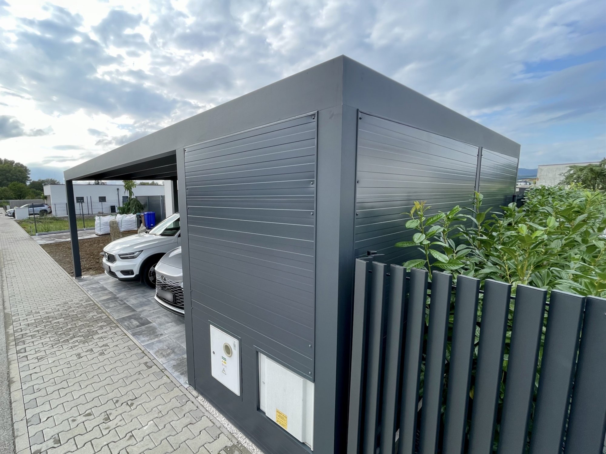 Hliníkový carport Soltec pre jedno auto pri oplotení