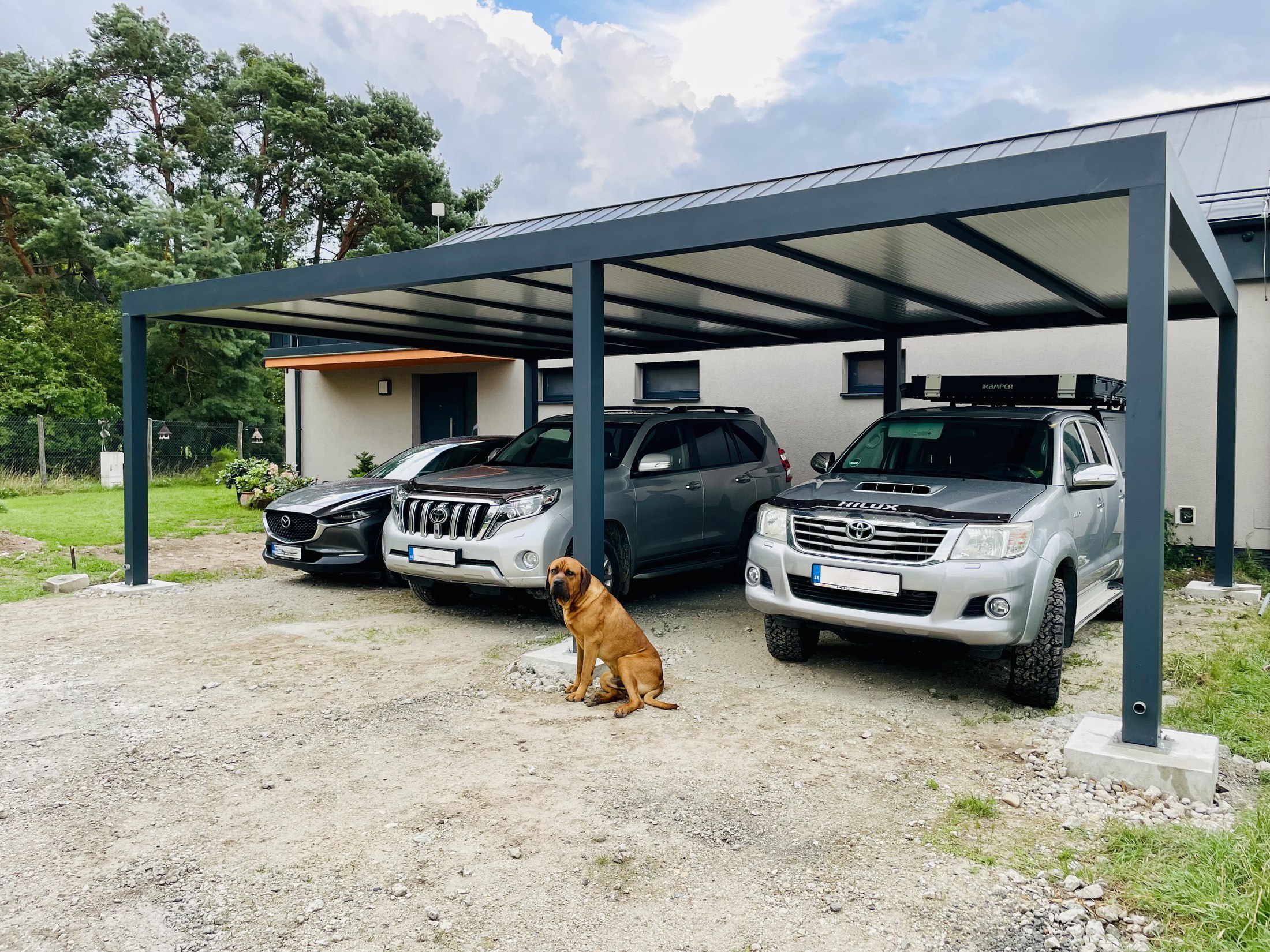 Hliníkový carport Soltec napojený na fasádu domu v Plavecký Štvrtok