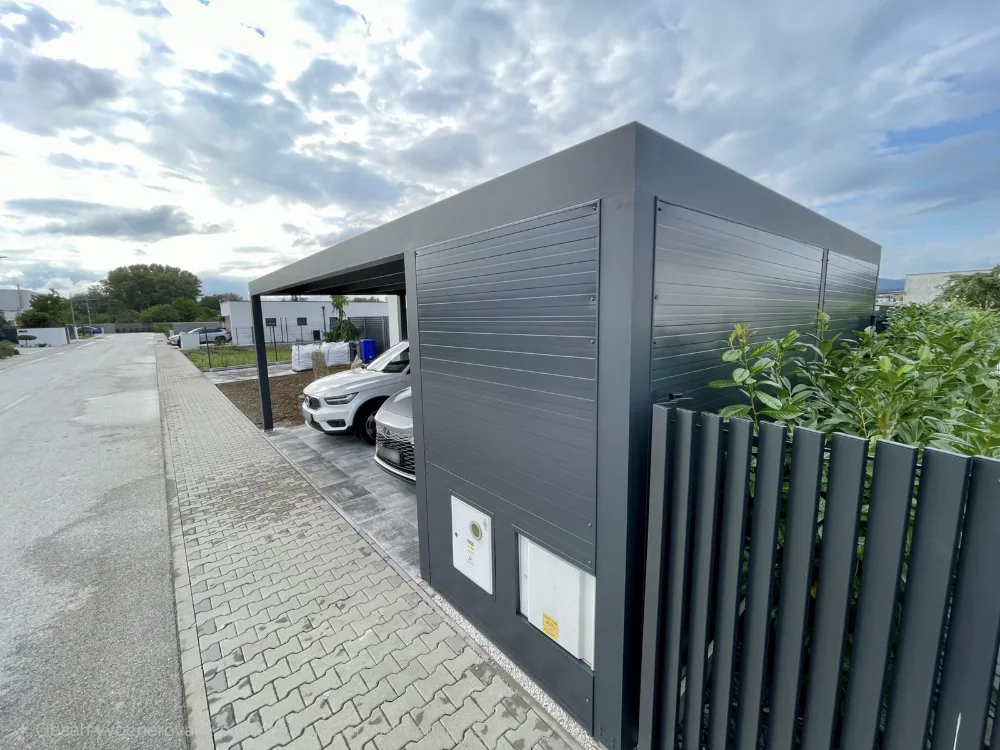 Hliníkový carport Soltec pri rodinnom dome