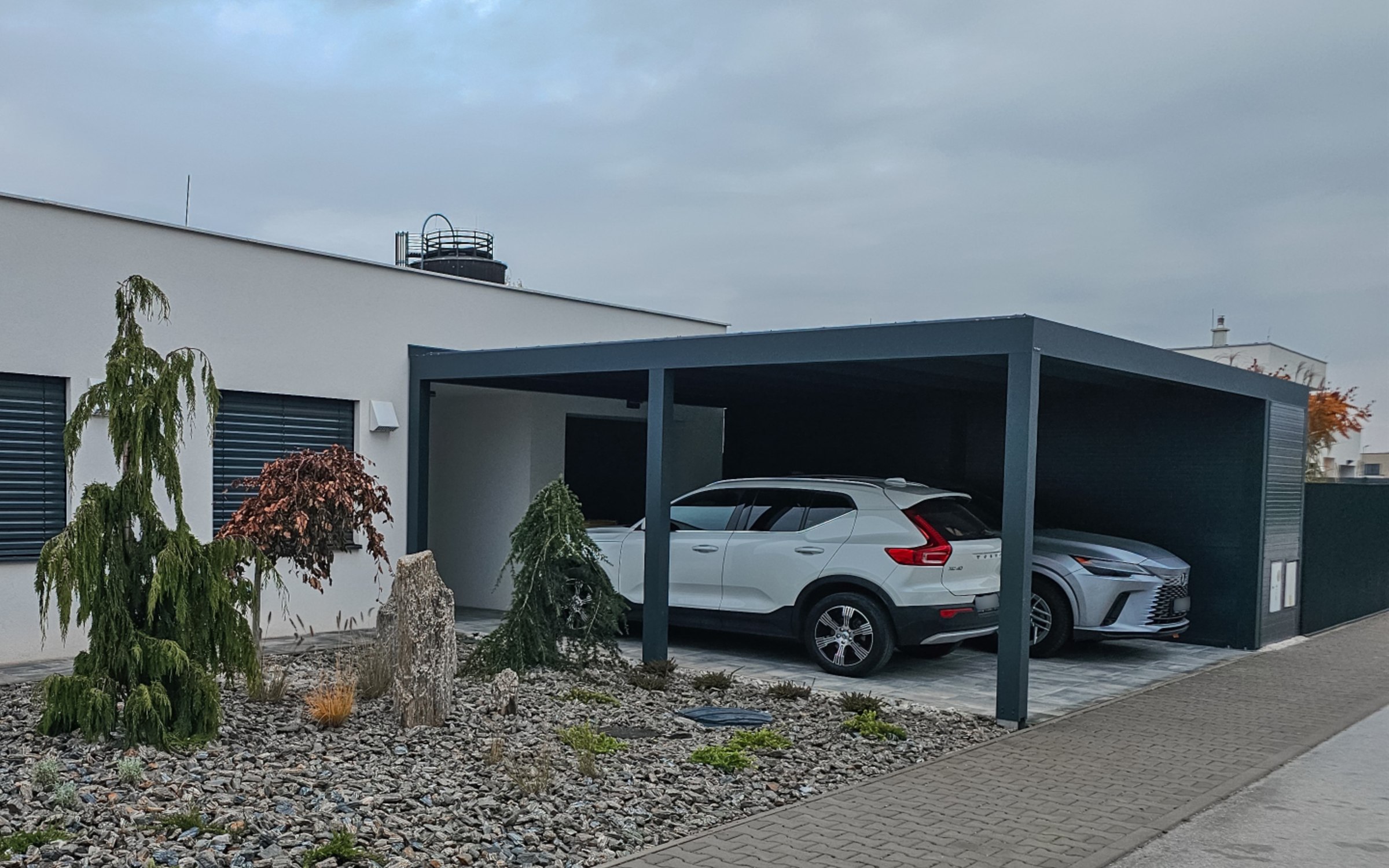 Hliníkový carport Soltec pred vjazdom do garáže
