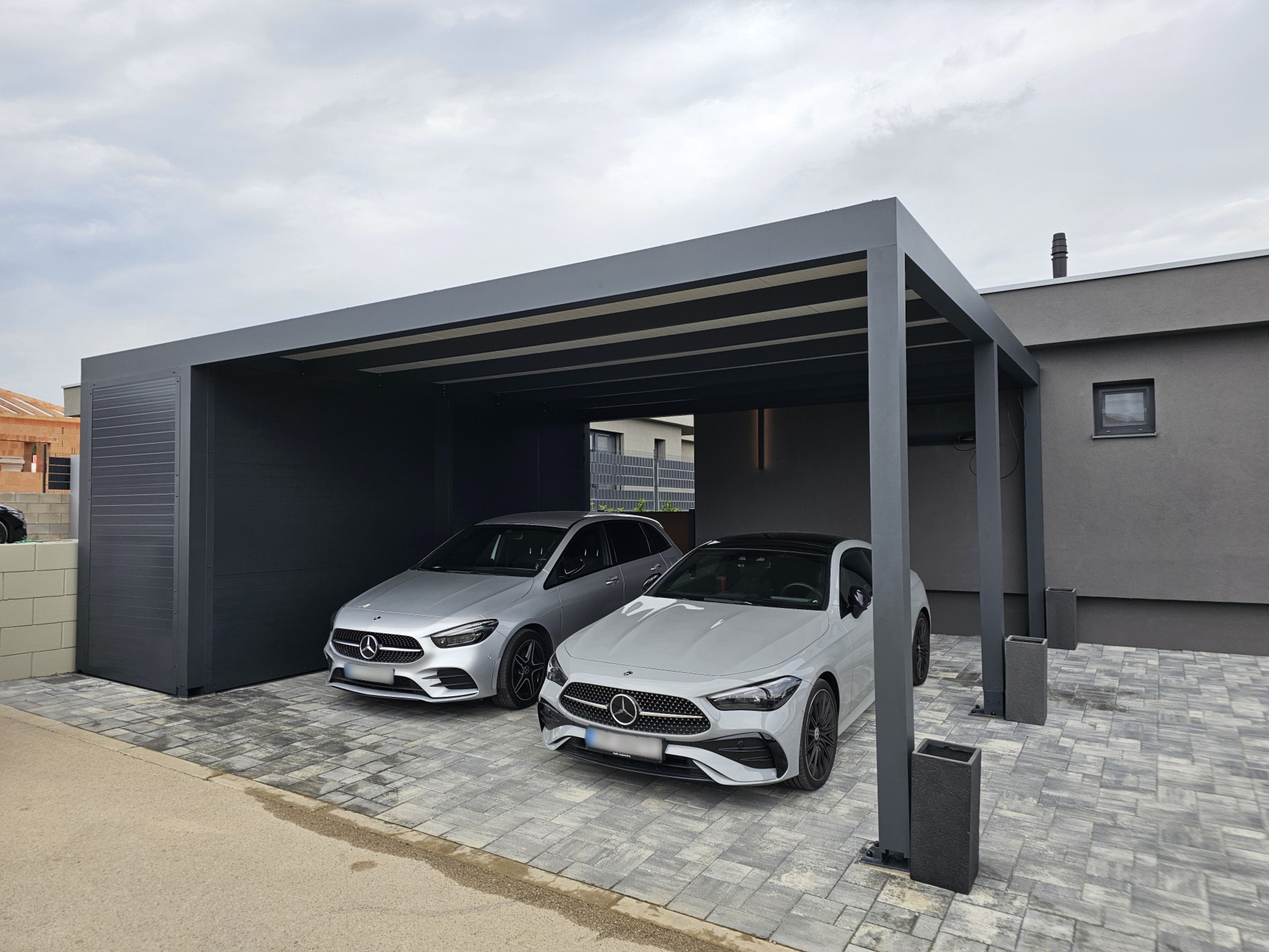 Hliníkový carport Soltec s bočnou lamelovou výplňou v Nitra