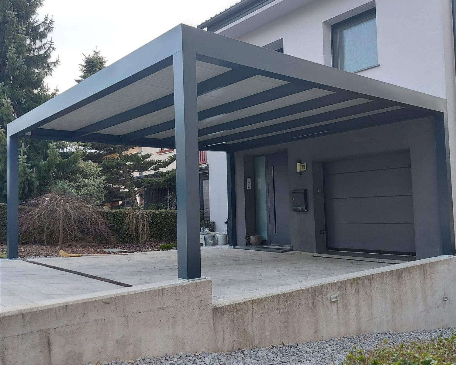 Hliníkový carport Soltec so zvodom vedeným pri stĺpe