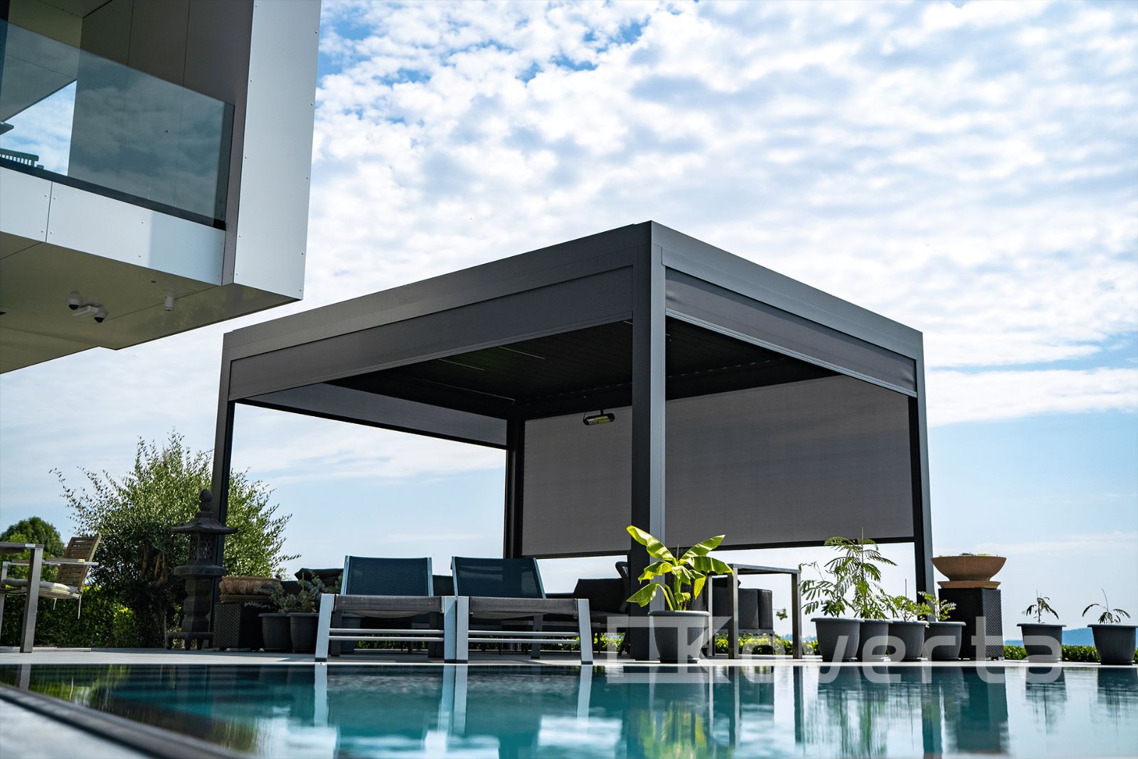 Bioklimatická pergola Soltec v antracite pri bazéne so sedením pod lamelami